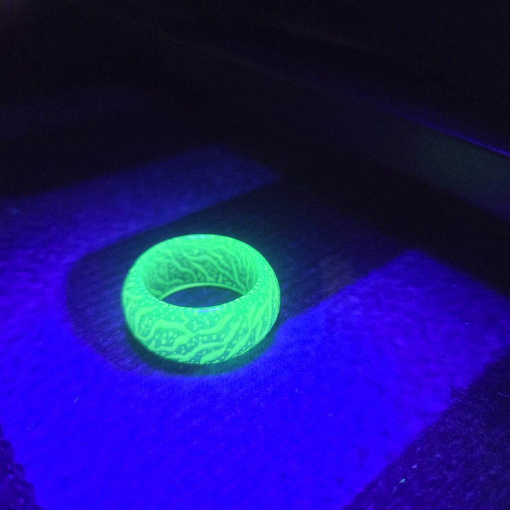 Glow-in-the-Dark Uv Ring Size 6
